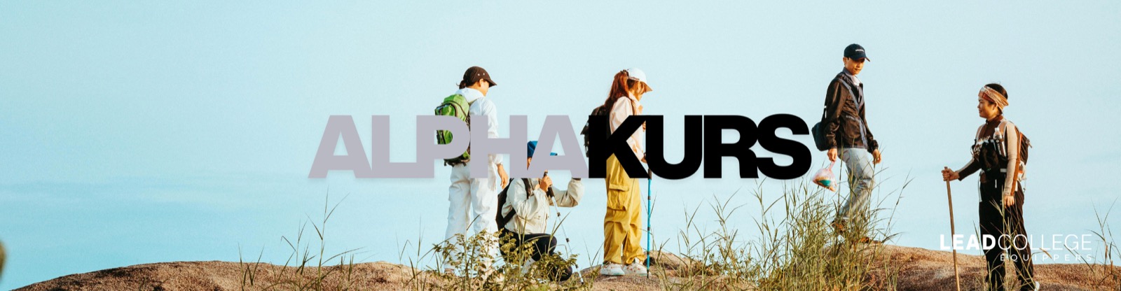 Alpha-Kurs – Schriftzug vor einer Gruppe junger Leute beim Wandern
